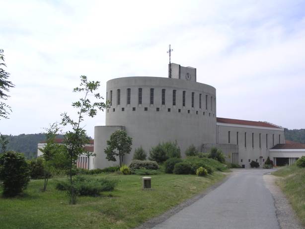 Abbaye ND de Randol, mochetée en béton  des années 70, dans un paysage splendide.